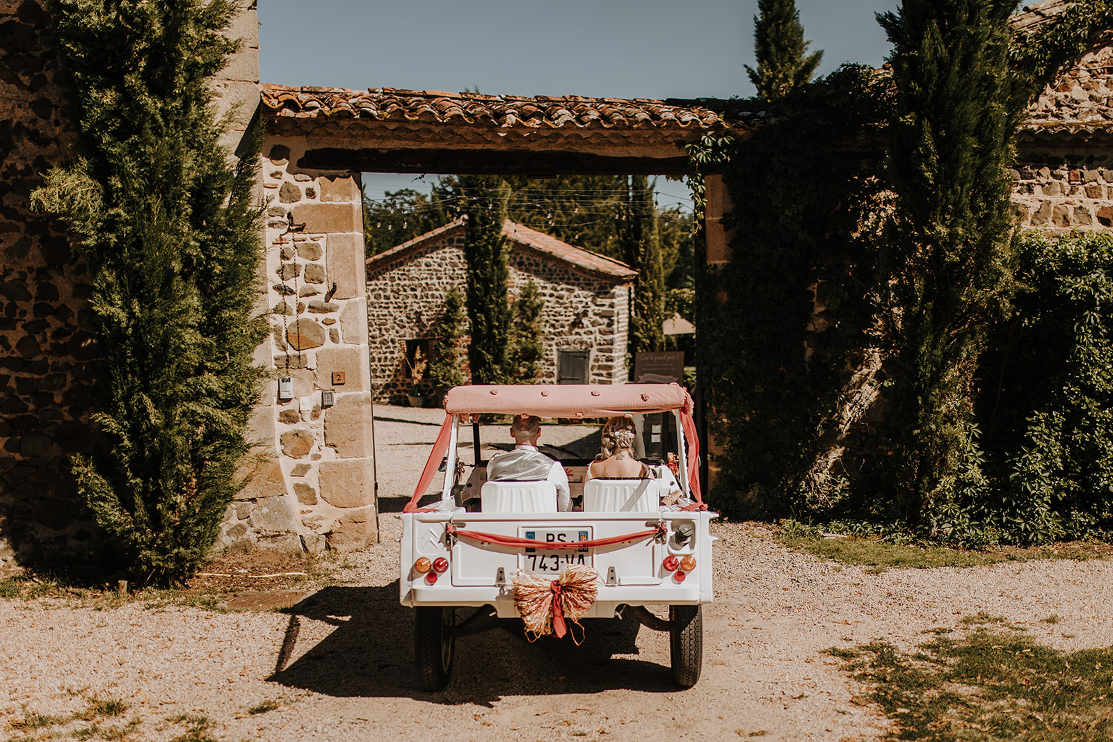 Mariage Emilie & Pierre - Arrivée au château Organisation Mariage tout en douceur et en couleur - Hera Mariage Wedding Planner - Auvergne - Puy de Dôme- Clermont-Ferrand - Allier